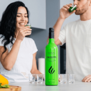 Clorofila DuoLife, imagine secundara, lifestyle, doua persoane consuma clorofila intr-o bucatarie