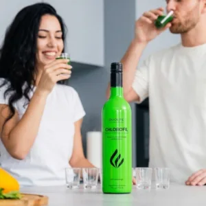 Clorofila DuoLife, imagine secundara, lifestyle, doua persoane consuma clorofila intr-o bucatarie