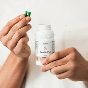 BorelissPro DuoLife, imagine secundara, produs desfacut si doua capsule din alge marine, in mana unui barbat