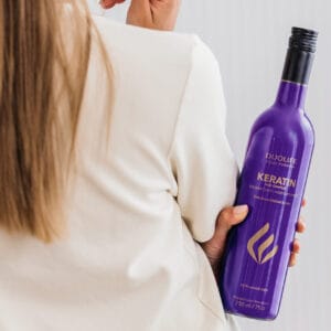Keratin DuoLife imagine secundara, tip lifestyle, o doanma cu sticla in mana