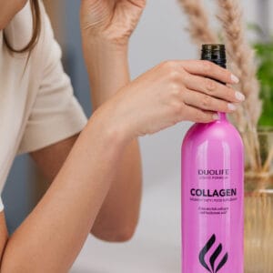 DuoLife Collagen - colagen natural lichid, imagine secundara, sticla deschisa si pahar cu produs in mana unei doamne