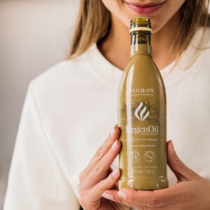 RegenOil Liquid Gold, imagine secundara produs, sticla cu folie de culoare bronz, pentru sanatatea zilnica.