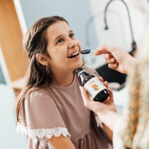 SunVital DuoLife, imagine secundara, o fetita consuma siropul SunVital